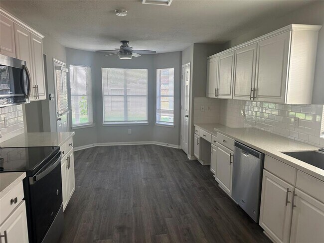 Building Photo - 806 Legend Spring Dr