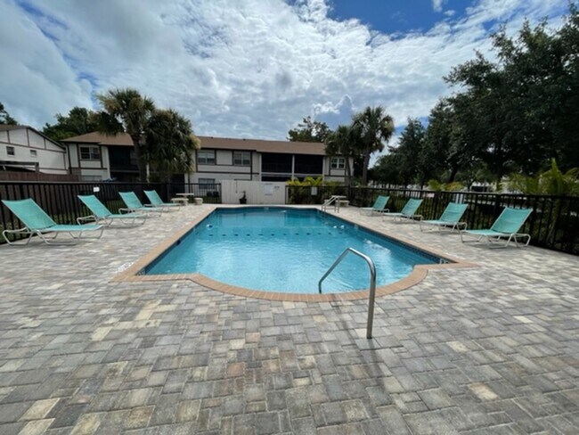 Building Photo - 2bedroom 2bath updated end unit condo on first floor available for $1375.00!
