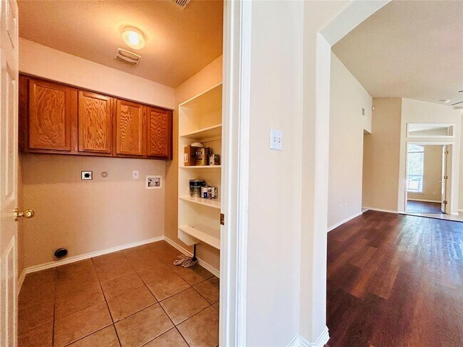 Building Photo - 468 Clarence Ct
