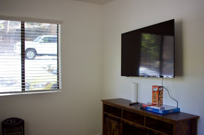 Building Photo - Charming 2 Bedroom, 1 Bath Private Single-...
