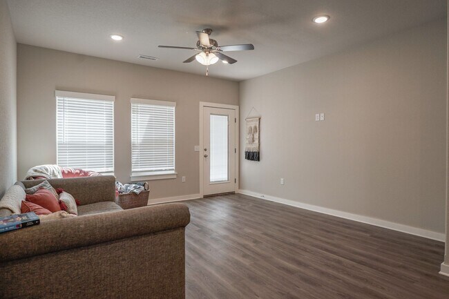 Building Photo - 2 bedroom 2.5 bath home