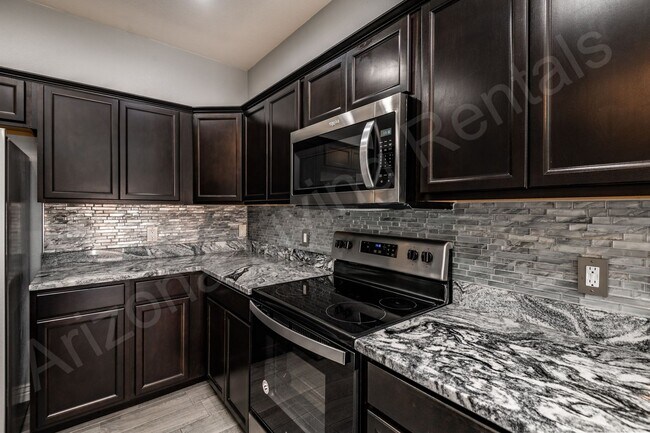 Building Photo - DON'T MISS THIS THREE BEDROOM TOWNHOUSE IN A PRIME LOCATION