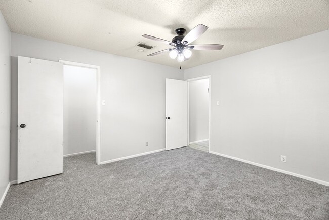 Building Photo - 2405 Emerson Ct