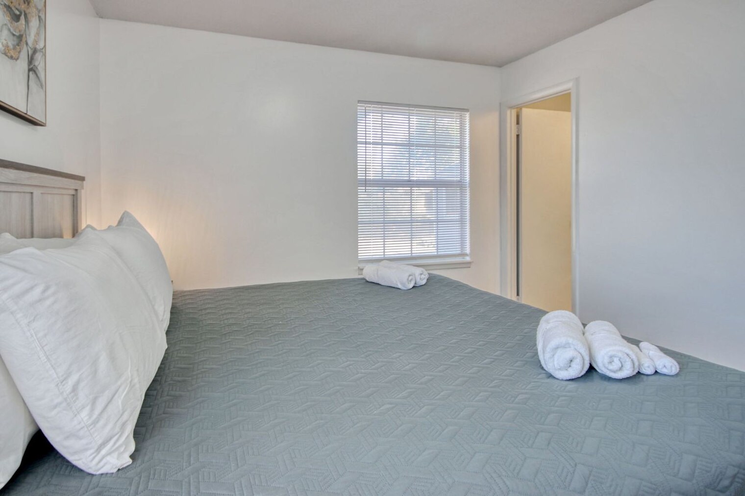 Building Photo - 104 Spanish Oak Dr