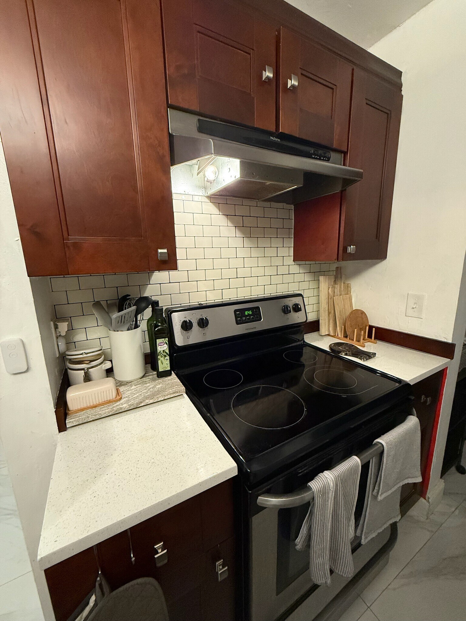 Electric stove with extractor, and oven - 2918 NE 8th Ter