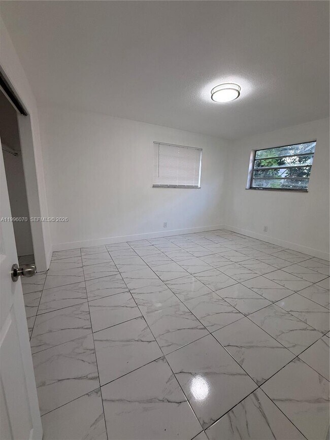 Building Photo - 6071 SW 33rd St