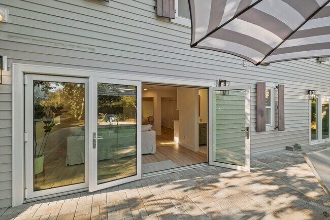 Building Photo - 383 Lakeview Dr