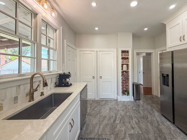 Building Photo - Luxury Historic Home Near UF | Fully Renovated 3BR/2BA with Private Yard & Premium Finishes