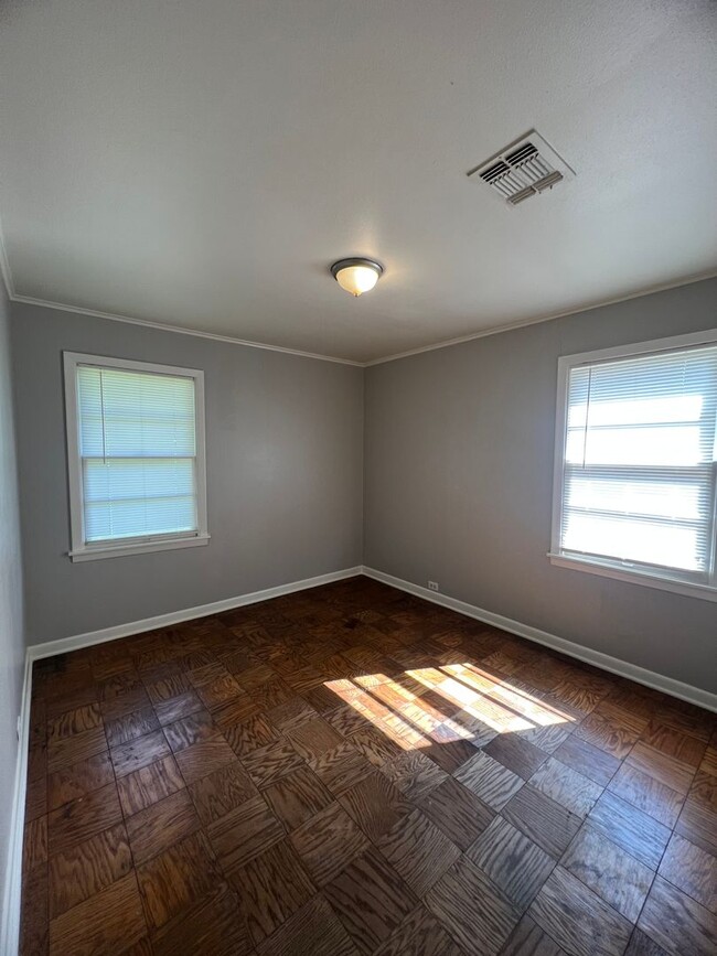 Building Photo - Updated and ready for tenant....