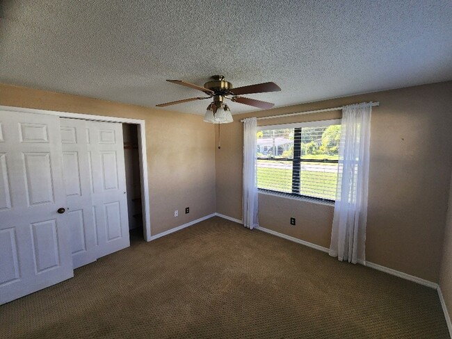 Building Photo - Beachside 3/2/1 Spacious Home