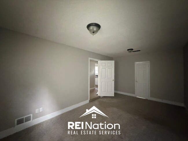 Building Photo - 3BR/1.5BA Memphis Rental with Soaring Ceilings & Functional Galley Kitchen