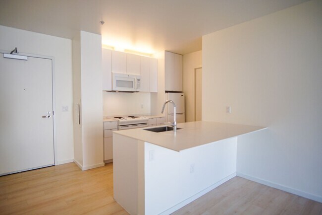Building Photo - Modern 3rd Floor Urban 1Bdr with D/W & Washer/Dryer!
