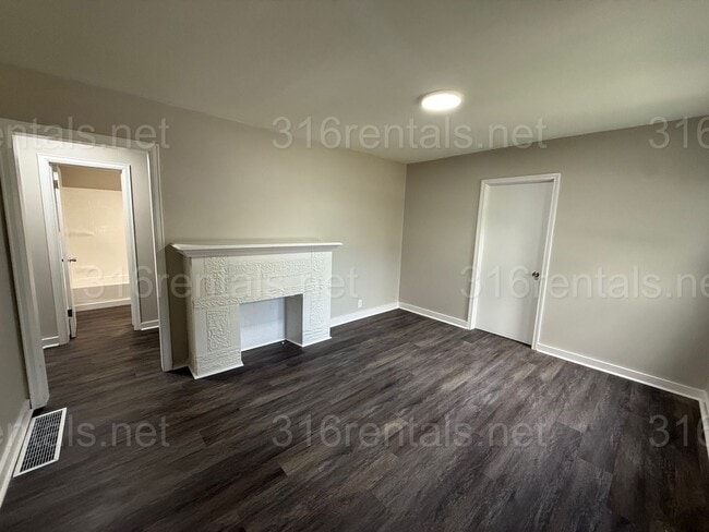 Building Photo - $1245 - 4 bedroom / 1 bathroom - Beautiful...