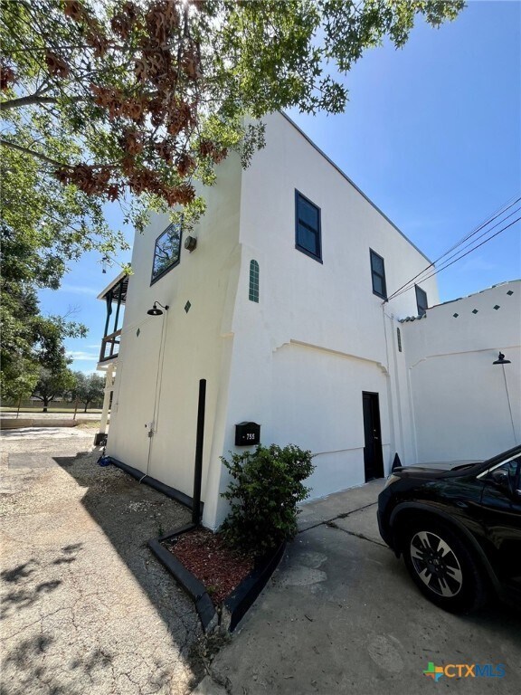 Building Photo - 755 N Austin St