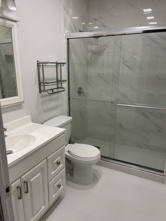 Building Photo - 9191 Fontainebleau Blvd