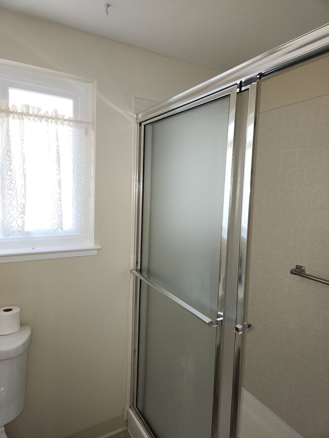 Building Photo - Very nice home w/AIR CONDITIONING in Oakmo...