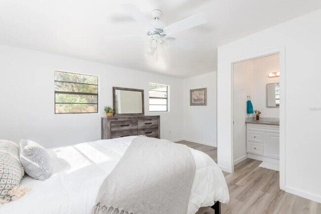 Building Photo - Housing Voucher Accepted: Charming 3-Bedro...