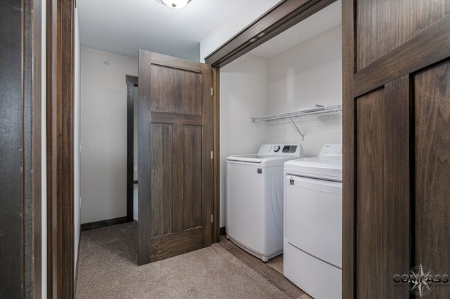 Building Photo - SPACIOUS AND MODERN TOWNHOME