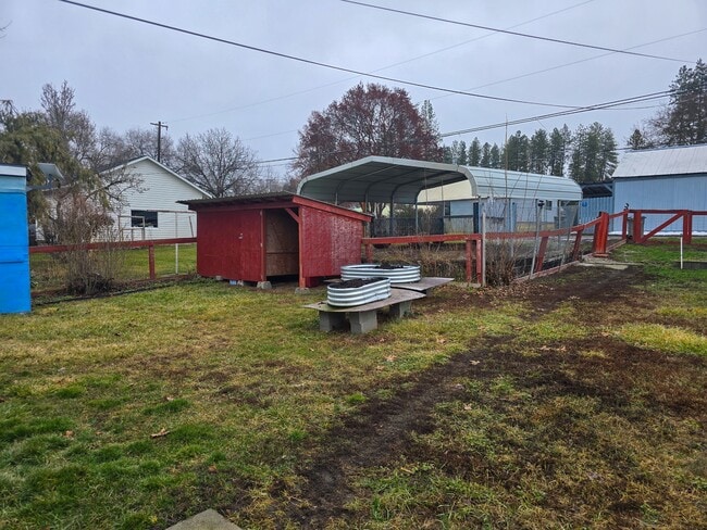 Building Photo - 635 S Cedar St