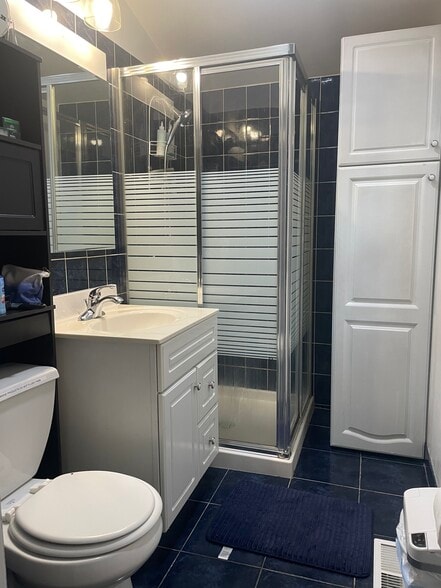 Upper level bathroom shower - 13211 S Egypt Shores Dr
