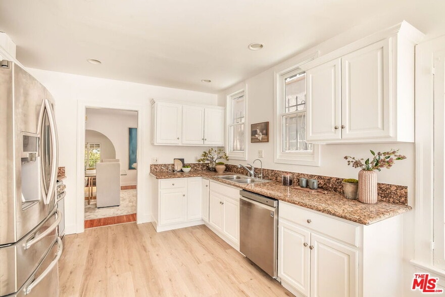 Kitchen - 842 S Sycamore Ave