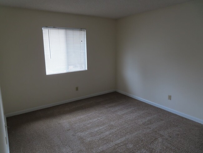 Building Photo - Two Bedroom Condo in UTC
