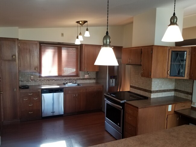 Building Photo - Stunning 3 bed, 2 bath home in historic Ro...