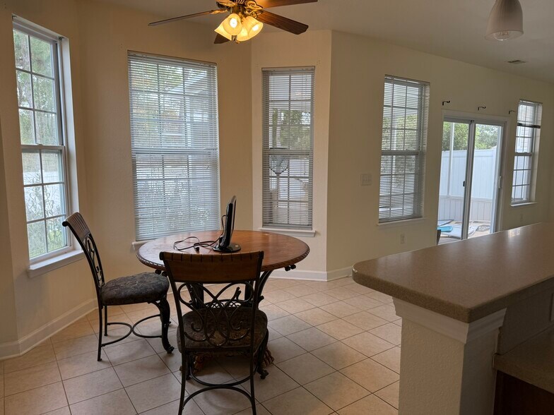 Building Photo - 834 Indianola Ct