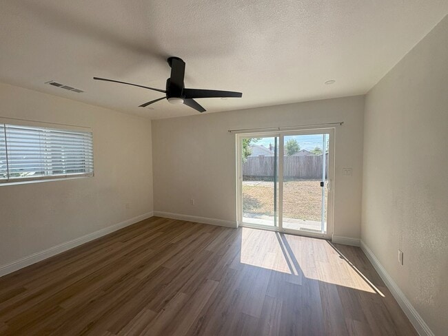 Building Photo - Available NOW Recently Renovated 3BR/3BA Home with Modern Finishes & Spacious Backyard Near Downt...