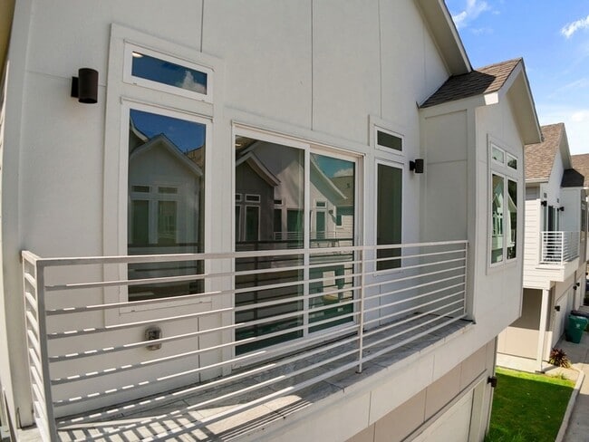 Building Photo - 861 Prosper St