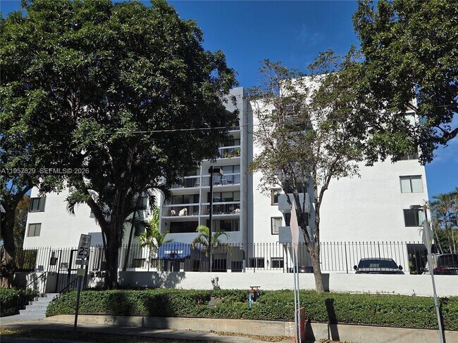 Building Photo - 2715 Tigertail Ave