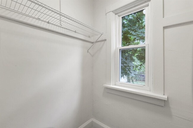 Building Photo - Charming 3 Bedroom 1.5 Bathroom Located in Uptown Harrisburg!