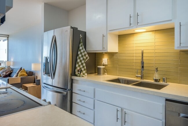 Building Photo - Big Ocean View 2 Bedroom