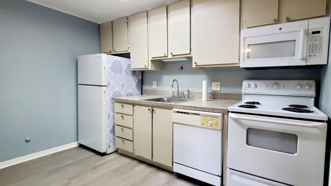 Building Photo - 560 7th Pl