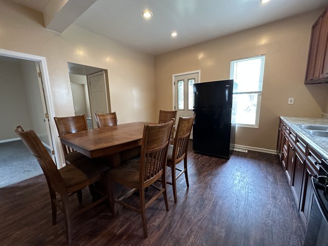 Kitchen 1-1 - 697 Allyn St