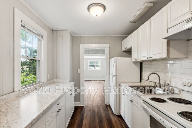 Building Photo - 4 Farrwood Ave