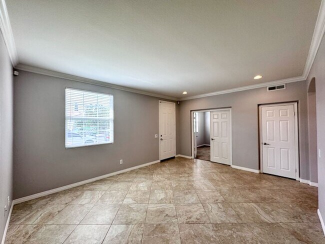 Building Photo - Discover this beautifully upgraded 5 bedro...
