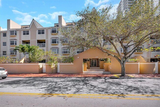 Primary Photo - 2560 Tigertail Ave