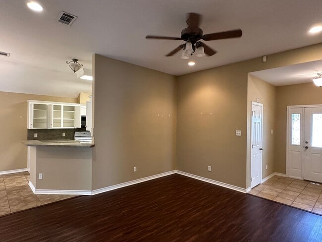 Building Photo - College Station -3 bedroom/2 bath - Fenced in back yard and House is in an EXCELLENT LOCATION