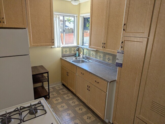 Building Photo - 3351 Caroline Ave