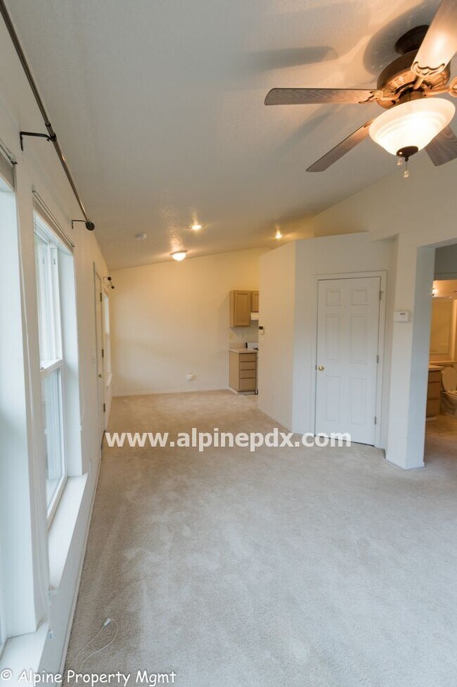 Building Photo - Great 2nd Floor Studio/Carriage House at O...