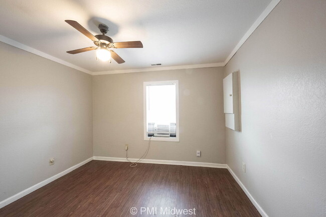 Building Photo - "Cozy 1-Bedroom Haven in Greenfield with E...