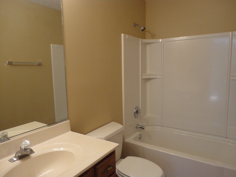 Building Photo - 912 N Garver Rd