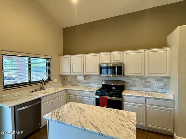 Building Photo - 10429 E Hillery Dr