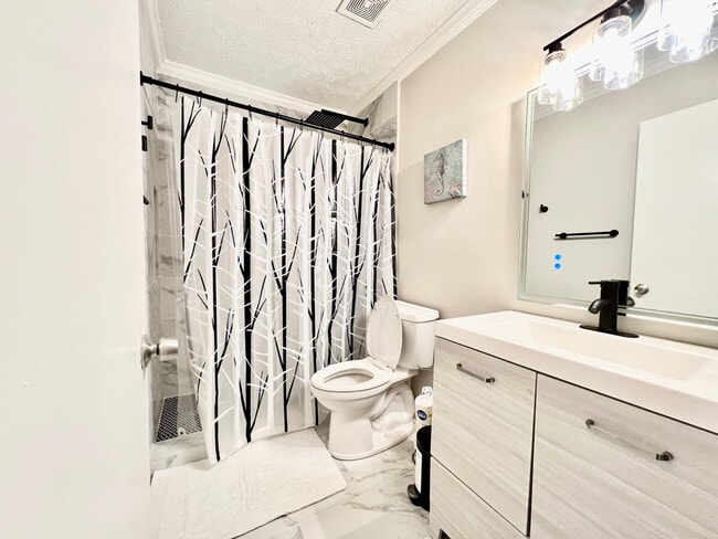 Building Photo - 1342 Country Downs Dr