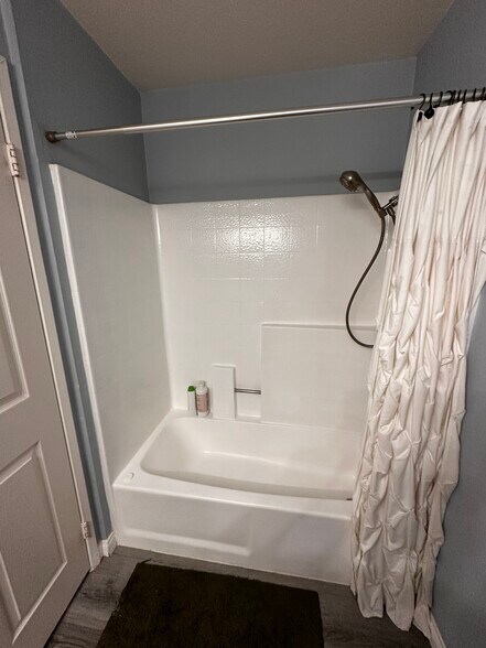 Building Photo - 5565 Canoga Ave