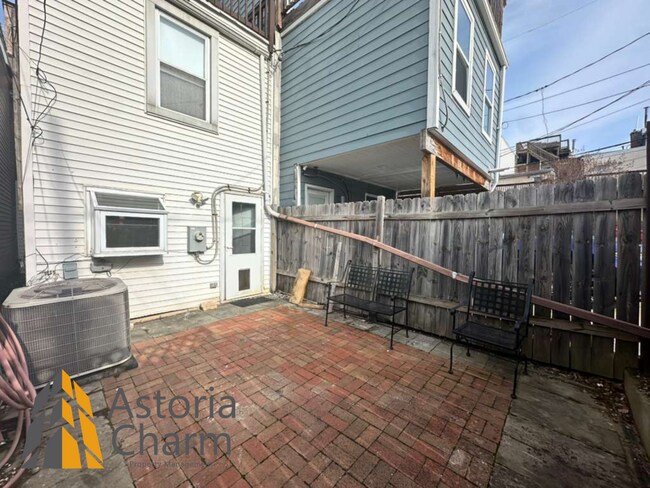 Building Photo - 3 Bedroom Home with Rooftop Views and Modern Finishes