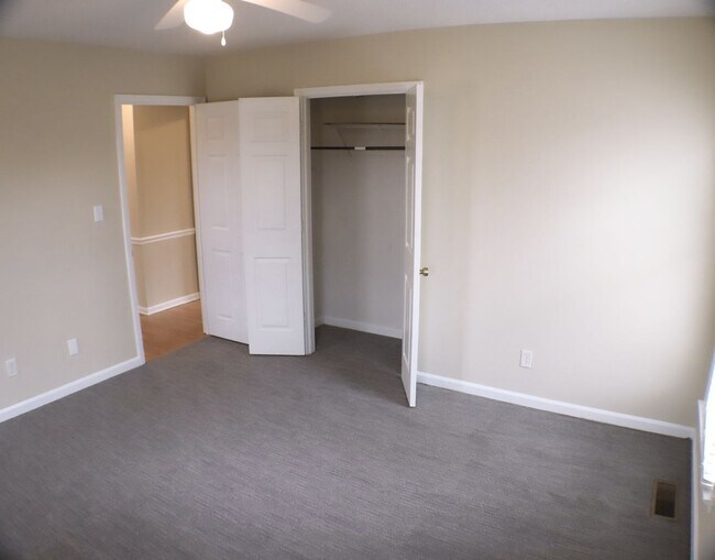 Building Photo - Lovely 5 bedroom, 2 bathroom brick home in Reidsville