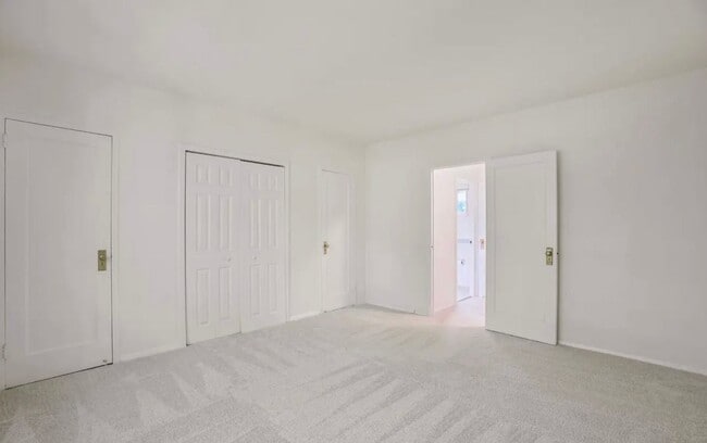 Building Photo - Charming Tree-Top Condo in Historic Parkfa...