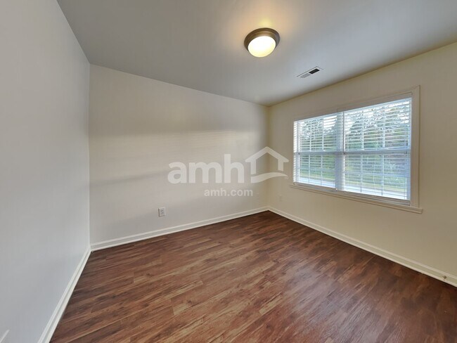 Building Photo - 606 3 Oaks Dr